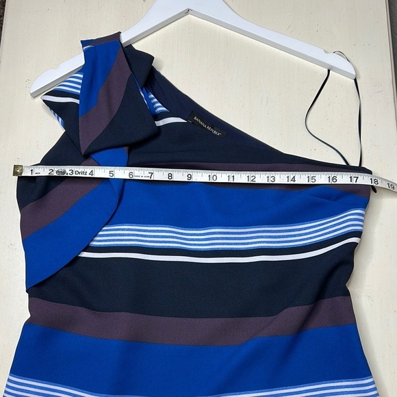 Banana Republic One Shoulder Bow Detail Striped Side Zip Top Size 6 - Picture 9 of 11
